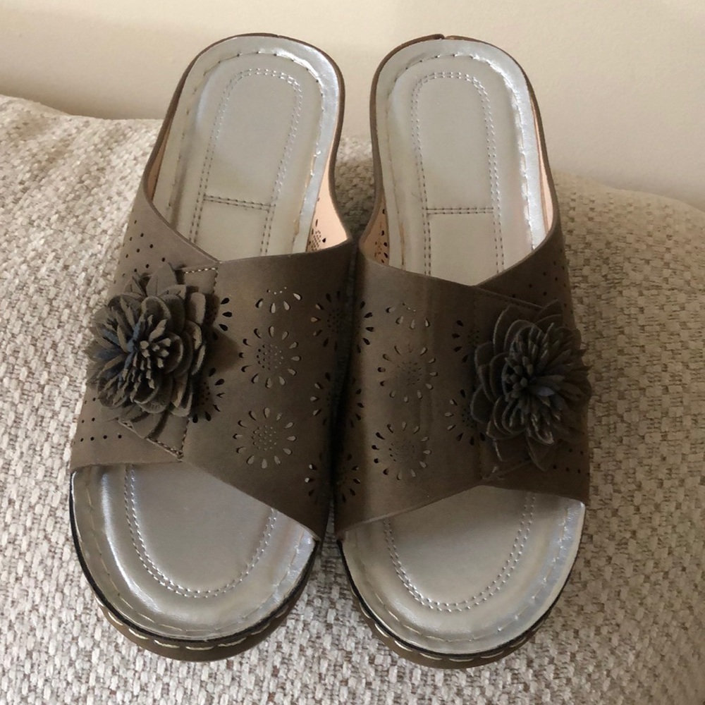 Brown suede-like size 8 sandals with flowers